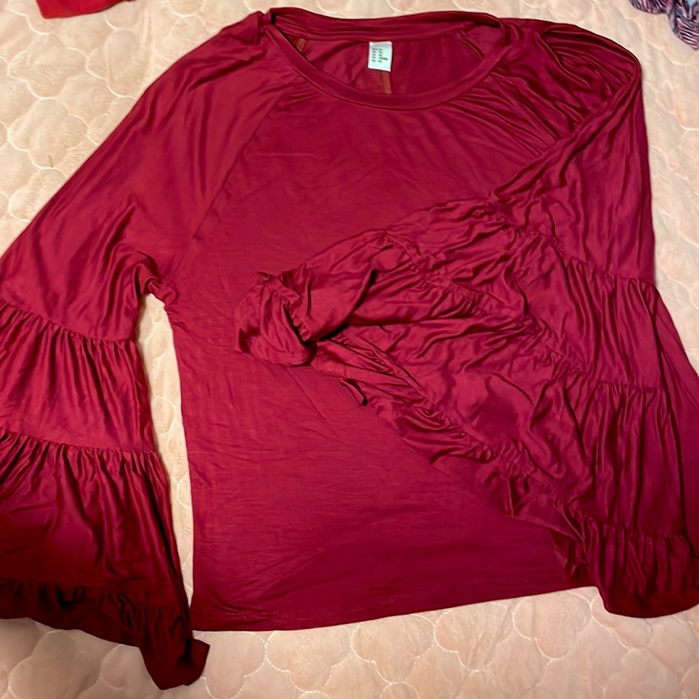 This is an XS top that’s super adorable! It has wide sleeves at the ends!